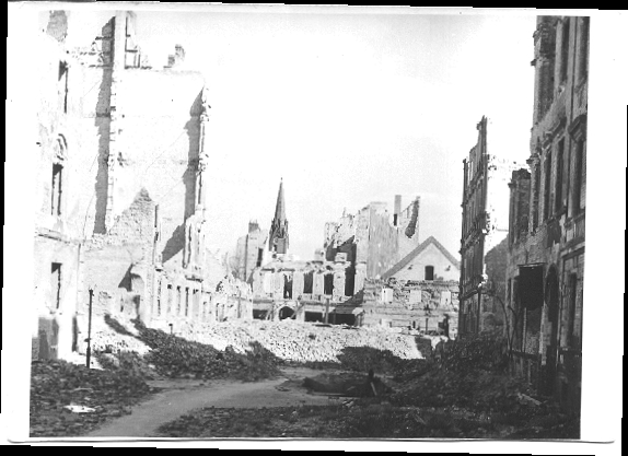 Schwarz-Weiss-Bild, Berlin, Trümmer und zerstörte Häuser, eine Kirche im Hintergrund/bild34.jpg