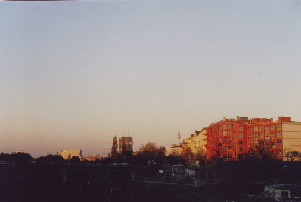 Blick über die Bahntrassen Richtung Potsdamer Platz, im Hintergrund der Fernsehturm