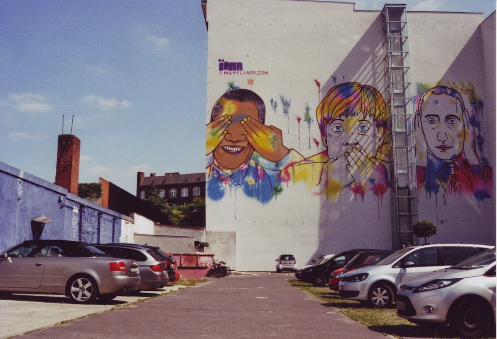 Wandgemälde Berlin Kreuzberg, Ritterstrasse: Obama, Merkel und Putin, grellbunt dargestellt in Form der drei Affen, die nichts sehen (Obama), nichts sagen (Merkel) und nichts hören (Putin)
