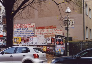 Brandmauer eines Wohnhauses, mit großen Schriftzügen plakatiert zu Mieterhöhungen und Modernisierung