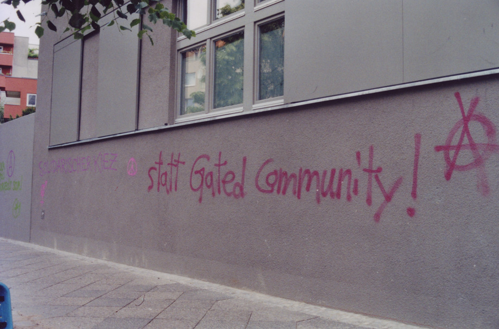 Graue Neubauwand mit dem Schriftzug "statt Gated Community" (Fortsetzung vom Bild gated1)