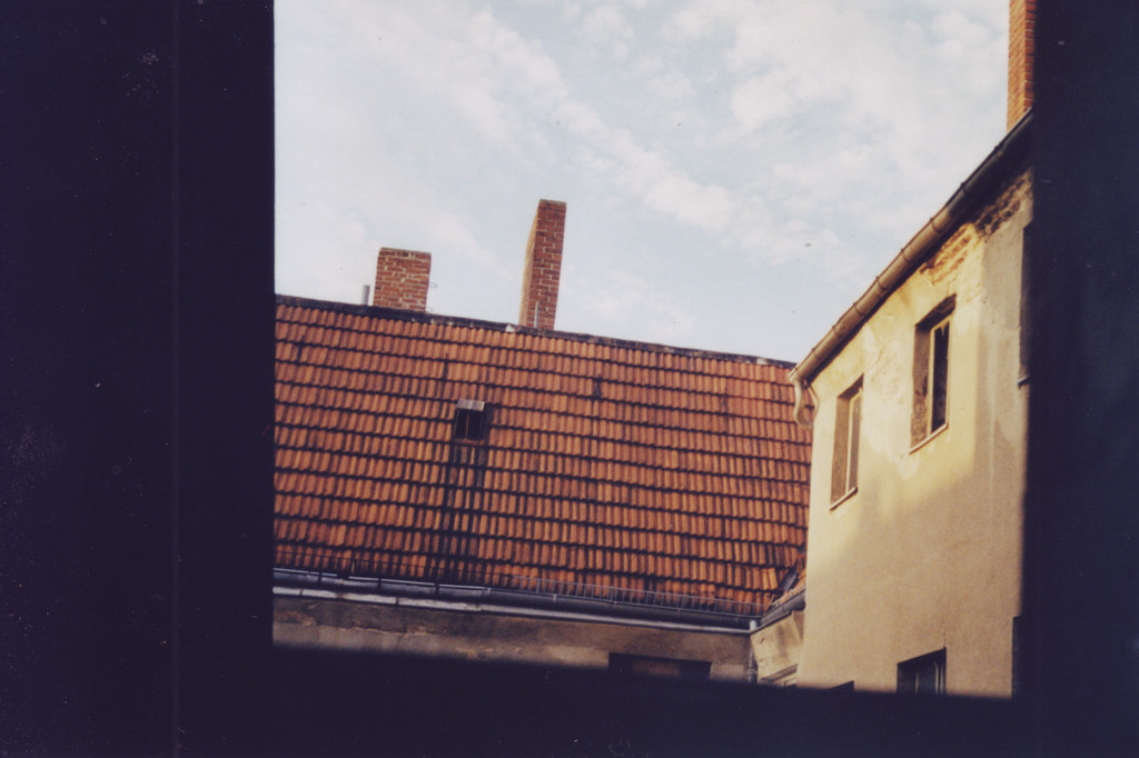 Blick aus dem Fenster auf ein Hinterhaus, verfallend